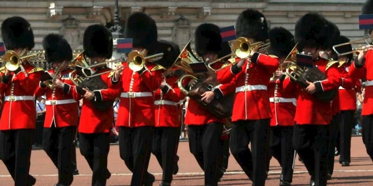 London Changing of the Guard Tours - Experience the Royal Treatment - City Wonders