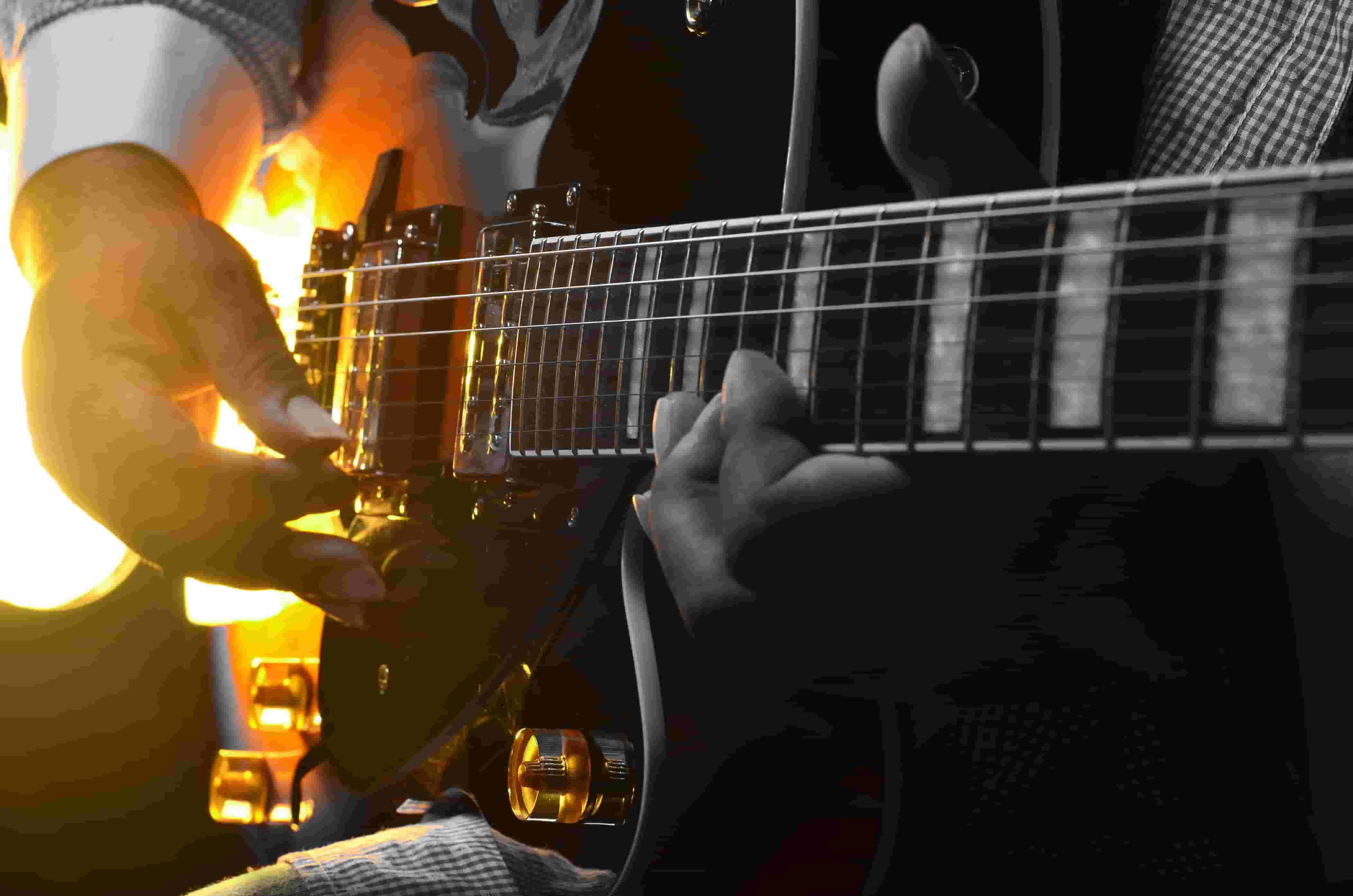 jazz manouche guitar player