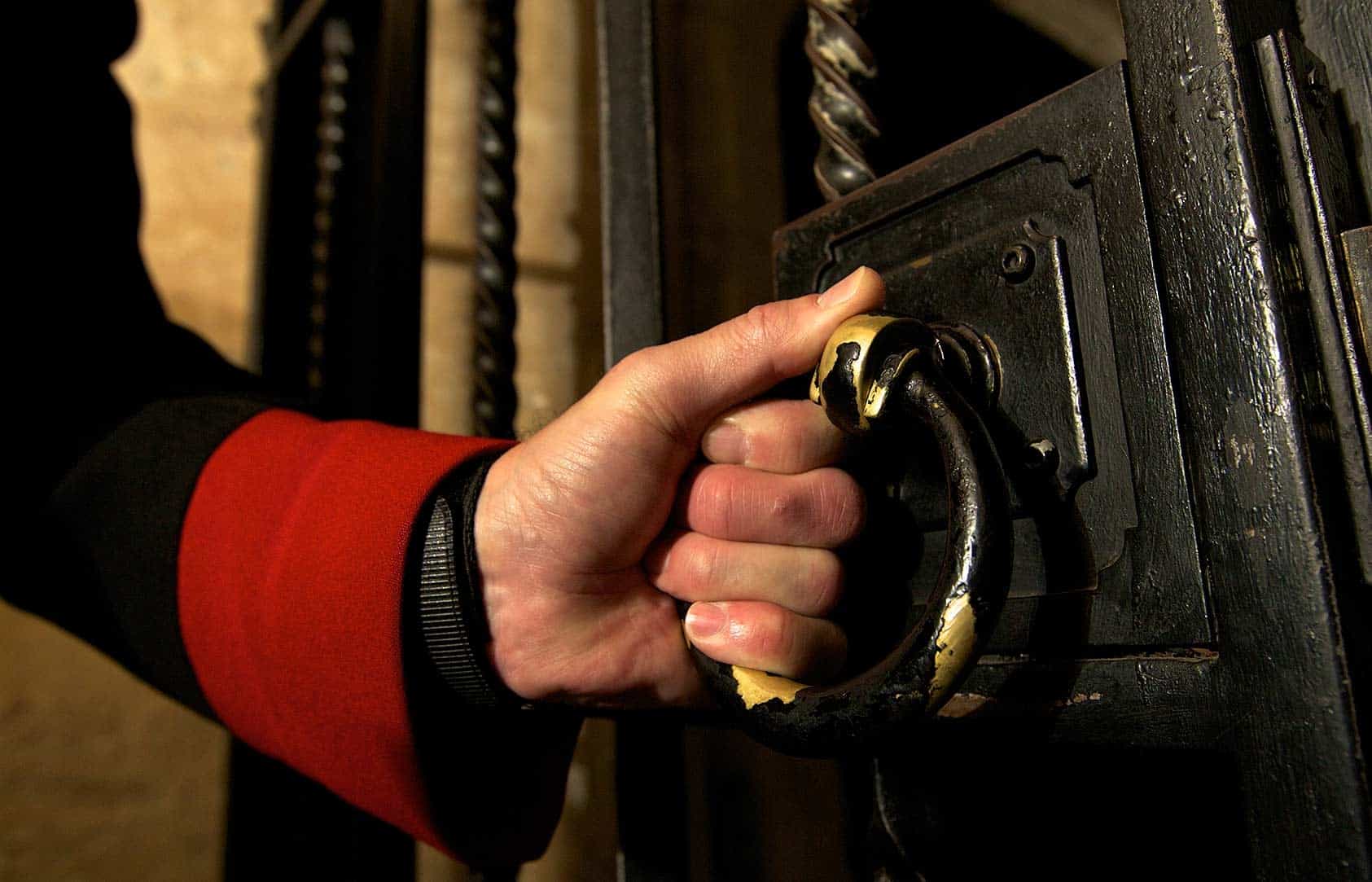 unlocking the jewel room in the tower of london
