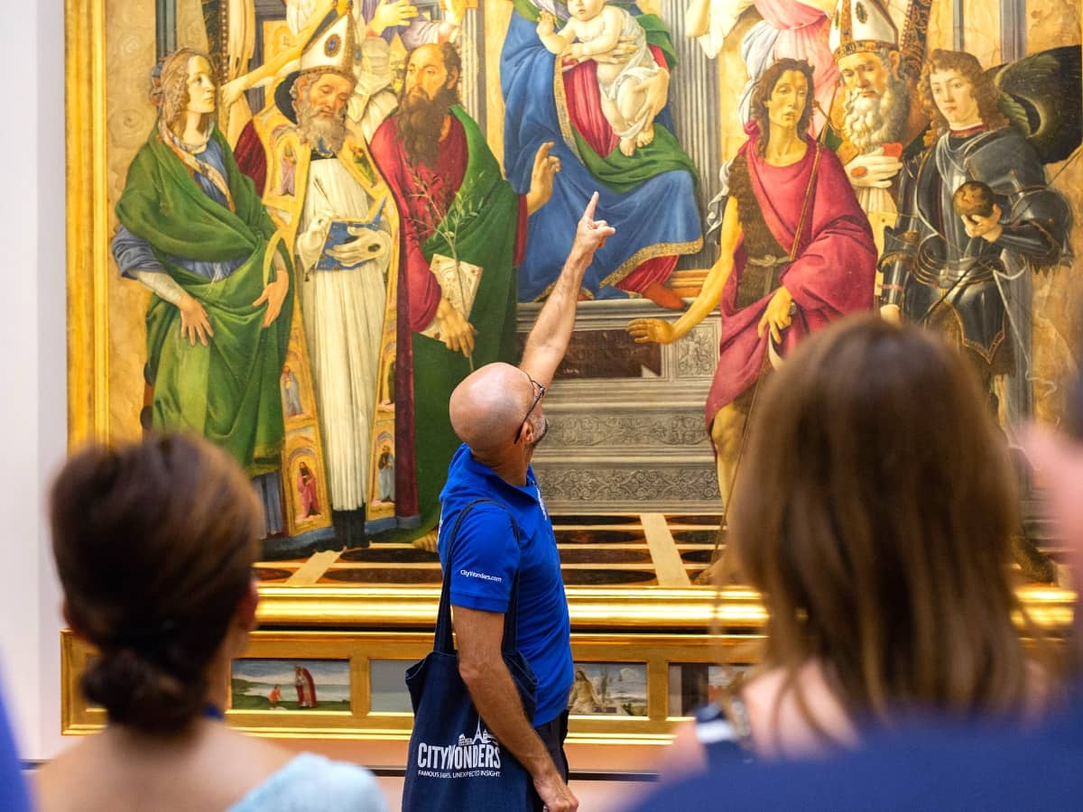 guide in uffizi gallery