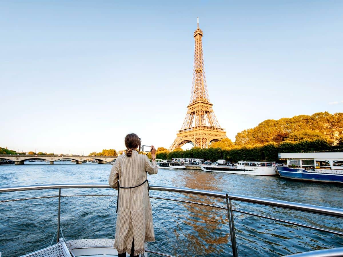 batobus at eiffel tower