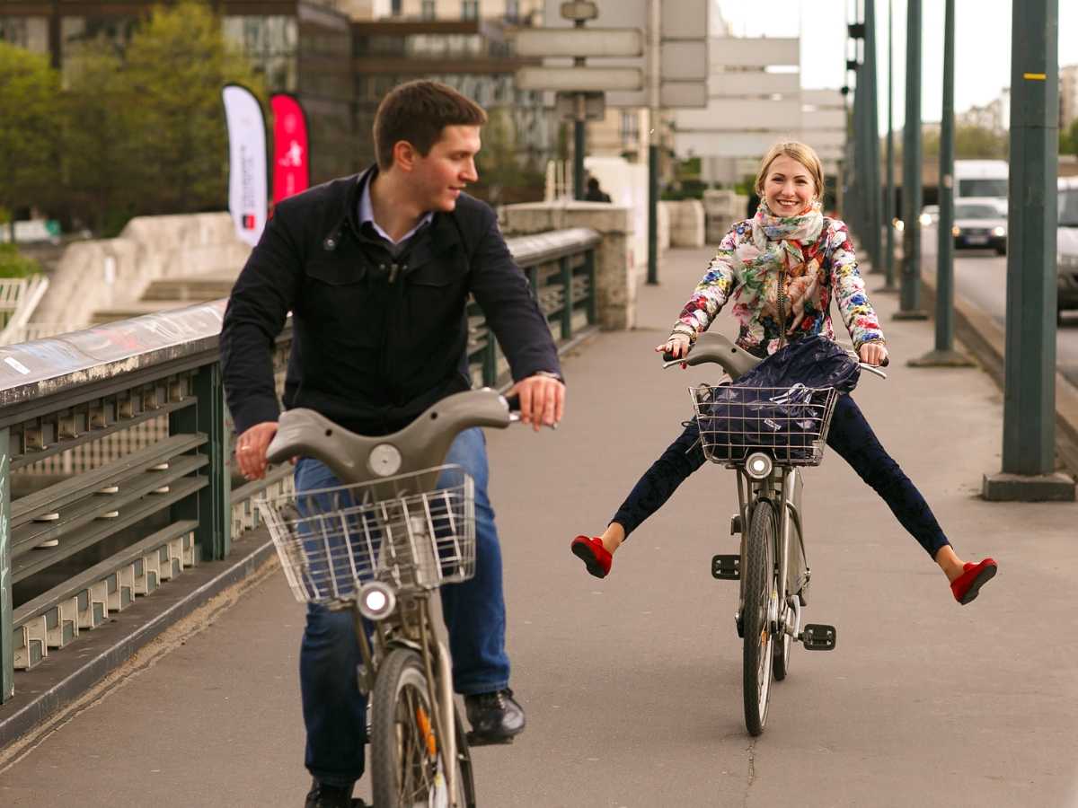 couple on bikes in paris