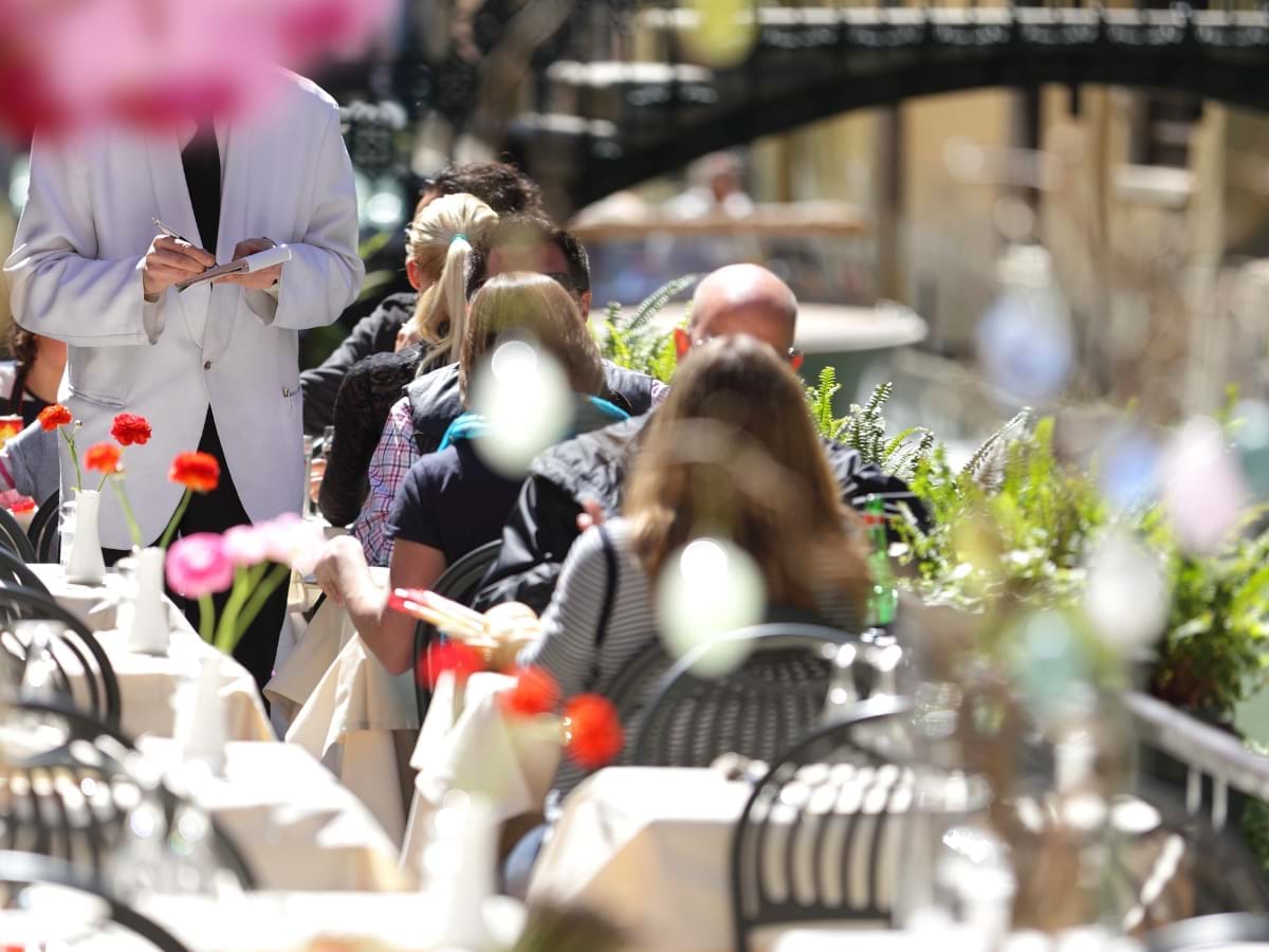 couples dining in Venice