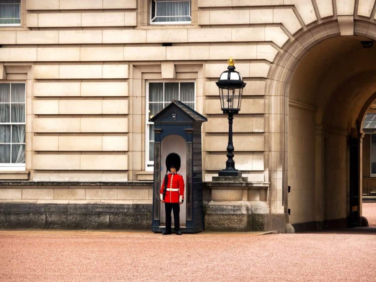 7 Royal Facts about the Queen’s Guards - City Wonders