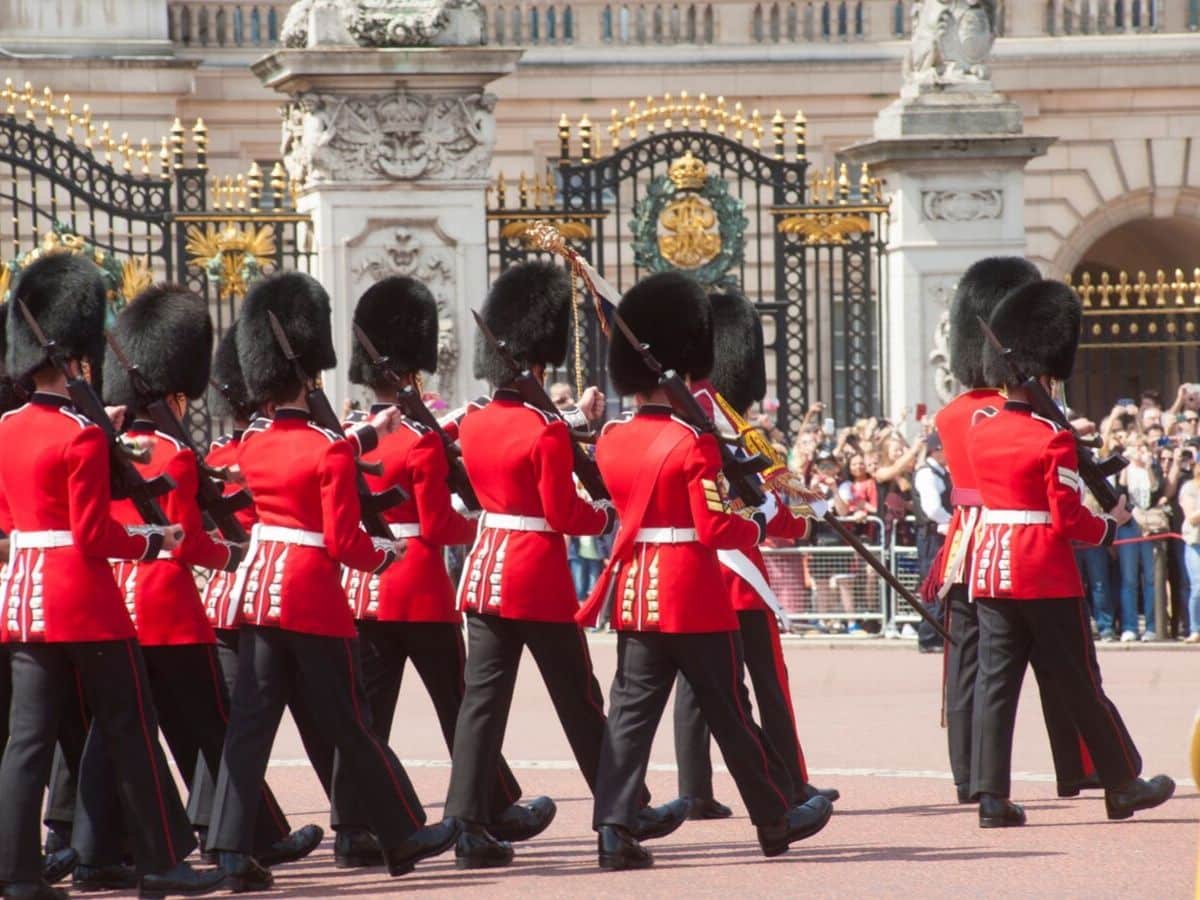 7 Royal Facts about the Queen’s Guards (2024)