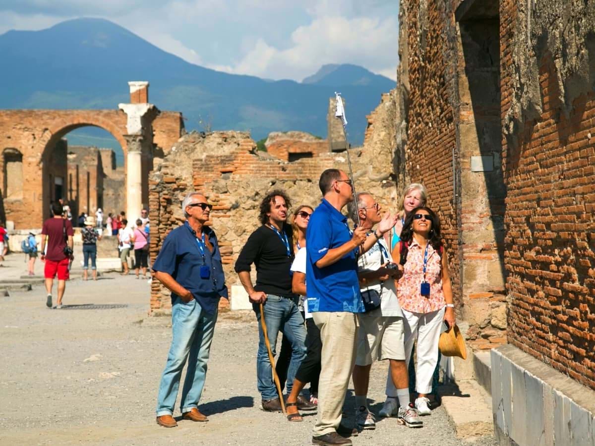 City Wonders Guide explaining about the Ruins of Pompeii
